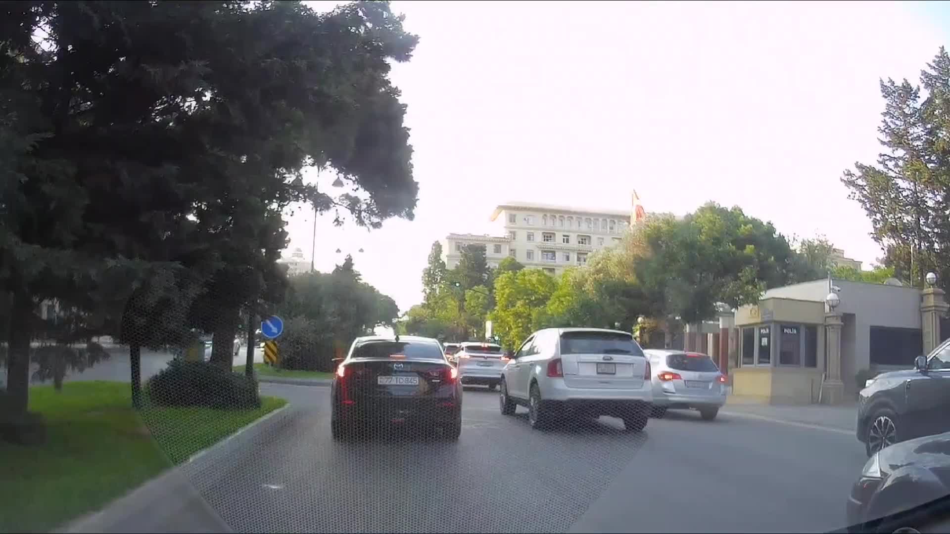 Öz zolağı ilə gedə bilməyən sürücü təhqir etdi