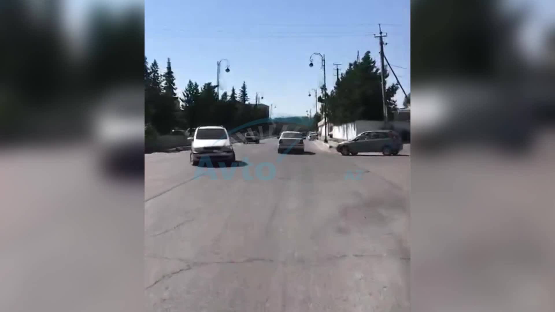 Qayda pozan sürücü az qala qəza törədəcəkdi