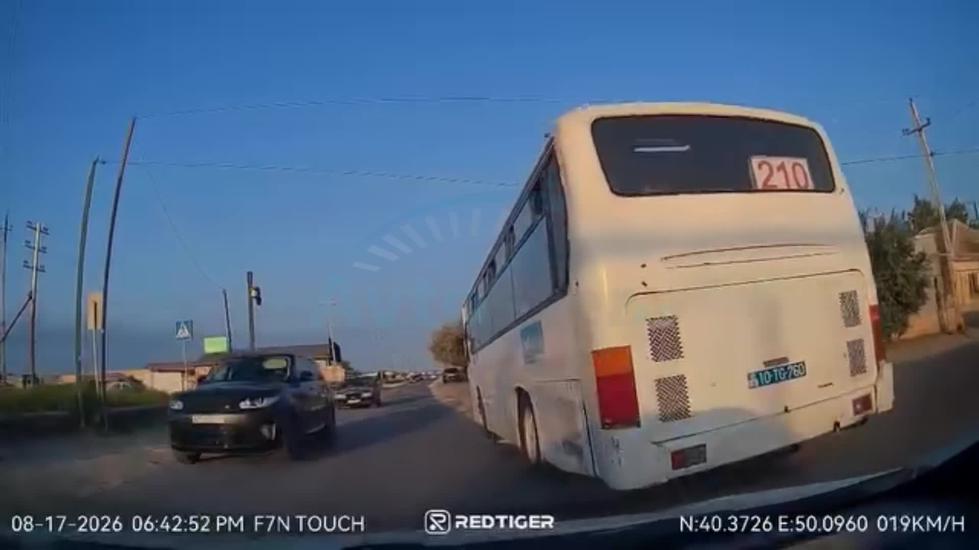 Səbirsiz sürücü əks yola çıxıb qəza təhlükəsi yaratdı