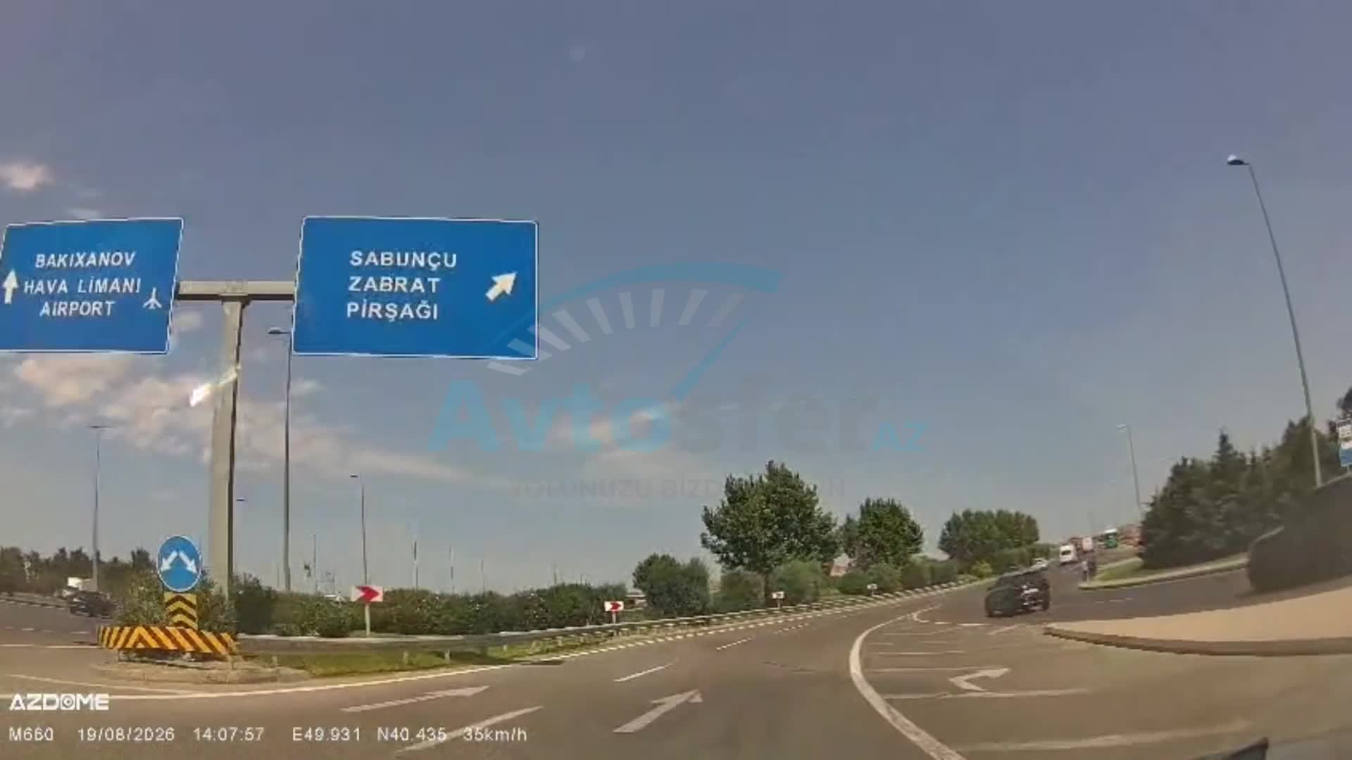 Avtobus zolağına keçmək istəyən sürücü təhlükə yaratdı