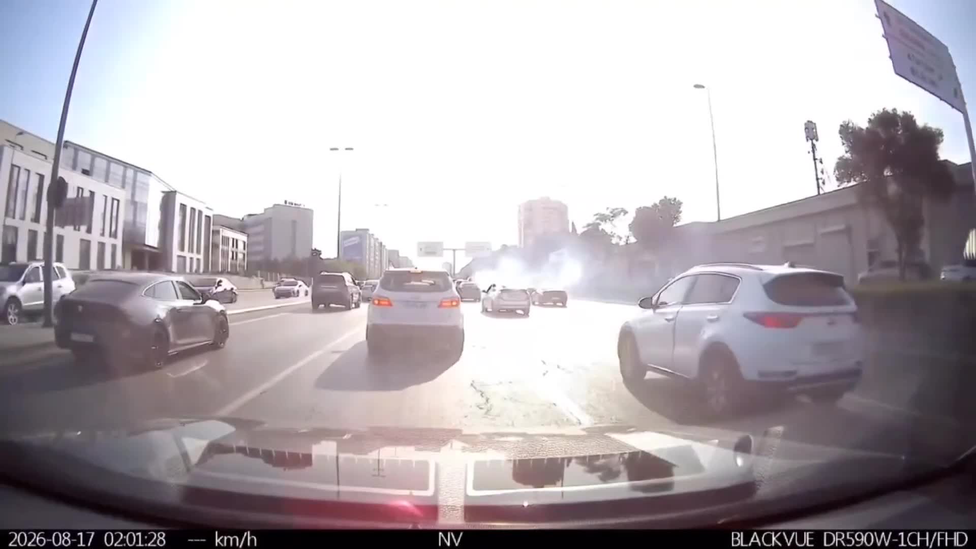 Nə dönmə işığı yandırır, nə güzgüyə baxır