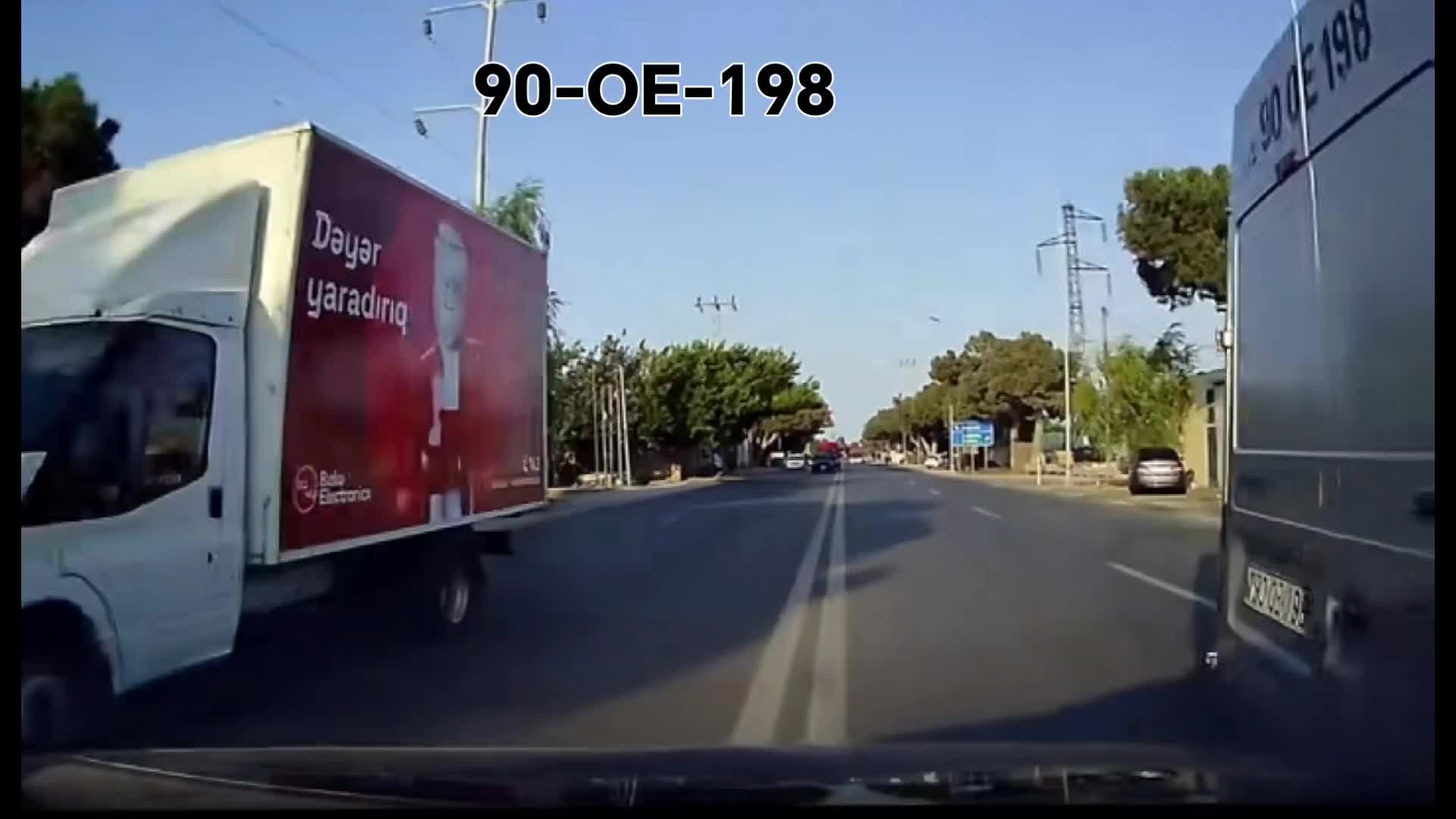 Qoşa xətdən dönüb yolu kəsən sürücü qəza şəraiti yaratdı