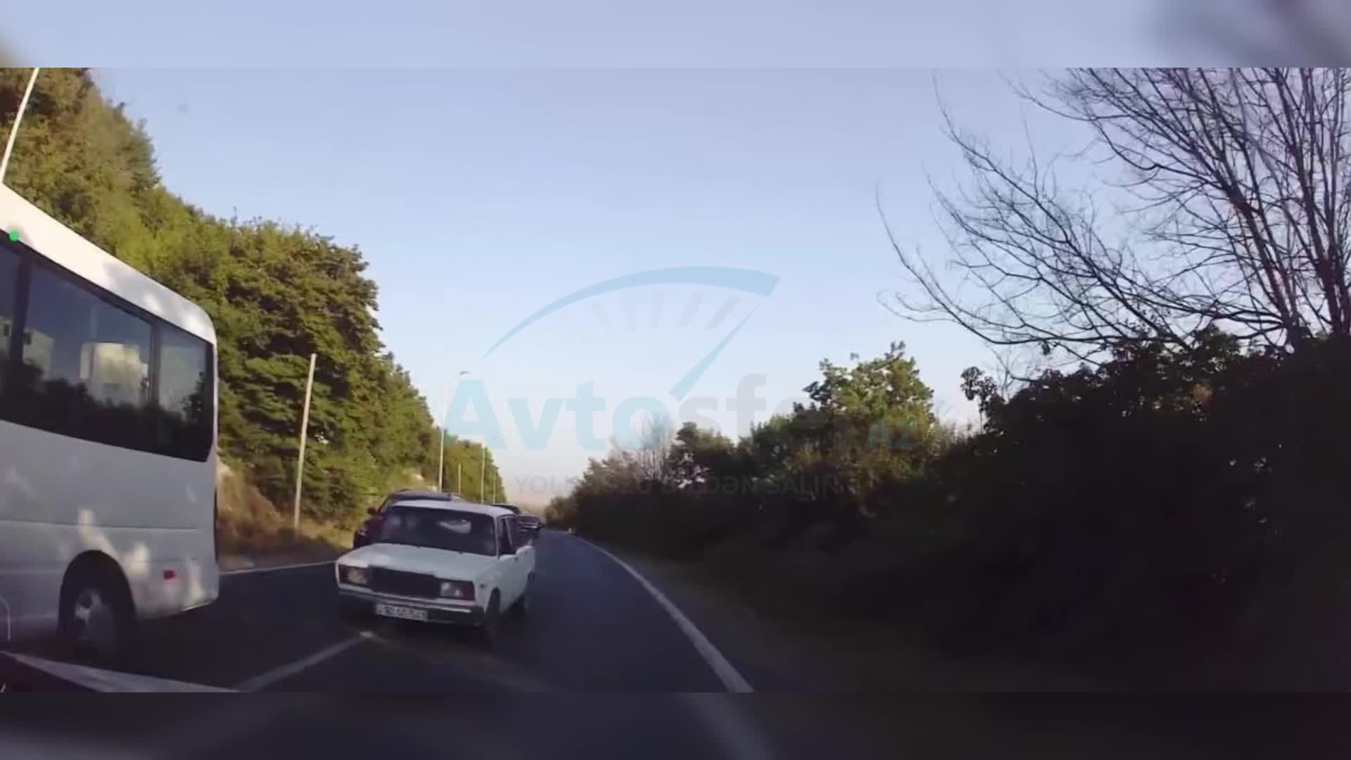 Əks yola çıxıb qarşıdan gələn sürücüyə qorxulu anlar yaşatdı