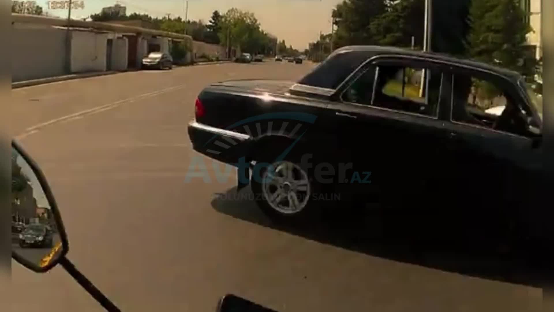 Yola baxmadan dönən sürücü az qala motosikletlə toqquşacaqdı