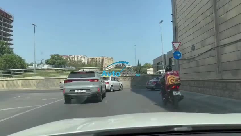 Yeni çəkilən zolaq sürücülərə çətin anlar yaşadır 