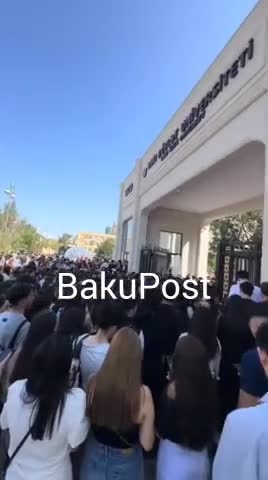 Bakı Dövlət Universitetinin qarşısında izdiham 