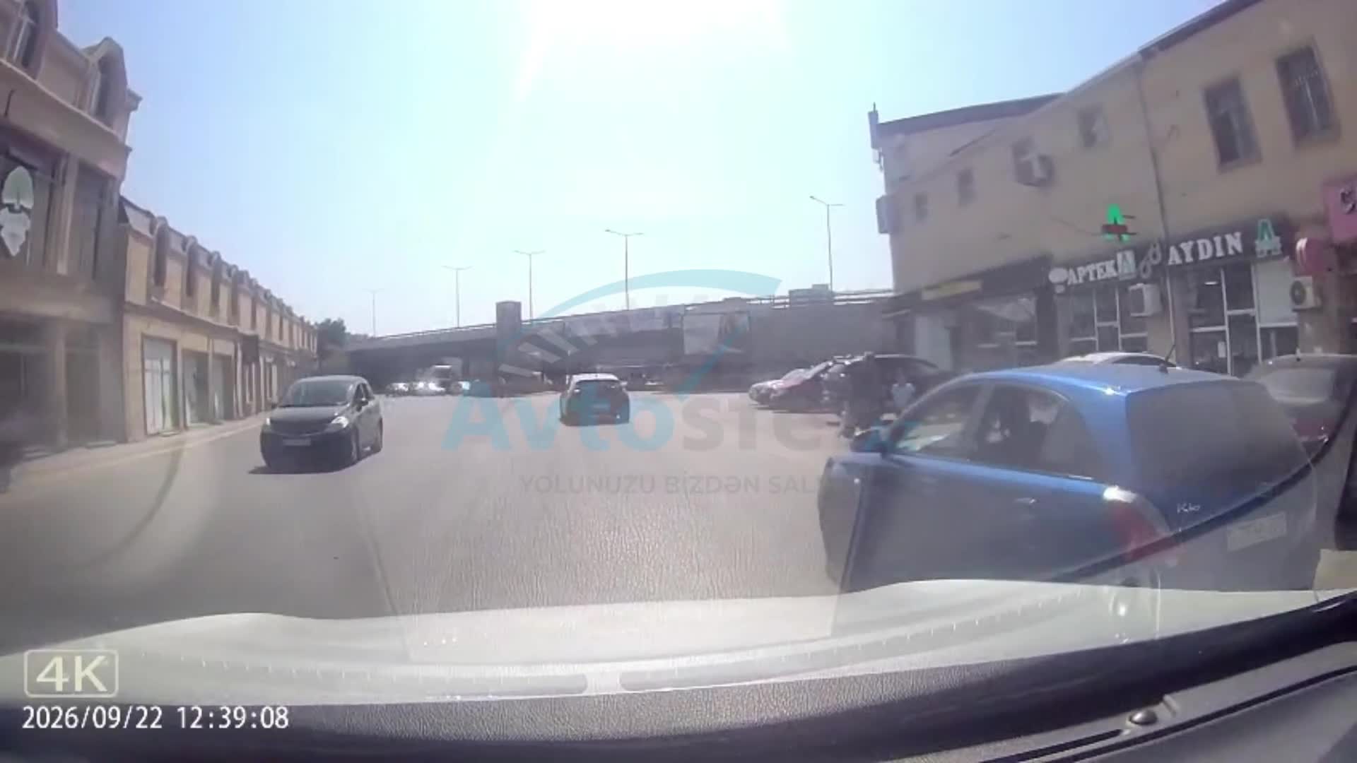 Sürücü əks yola çıxıb maşınların yolunu kəsdi