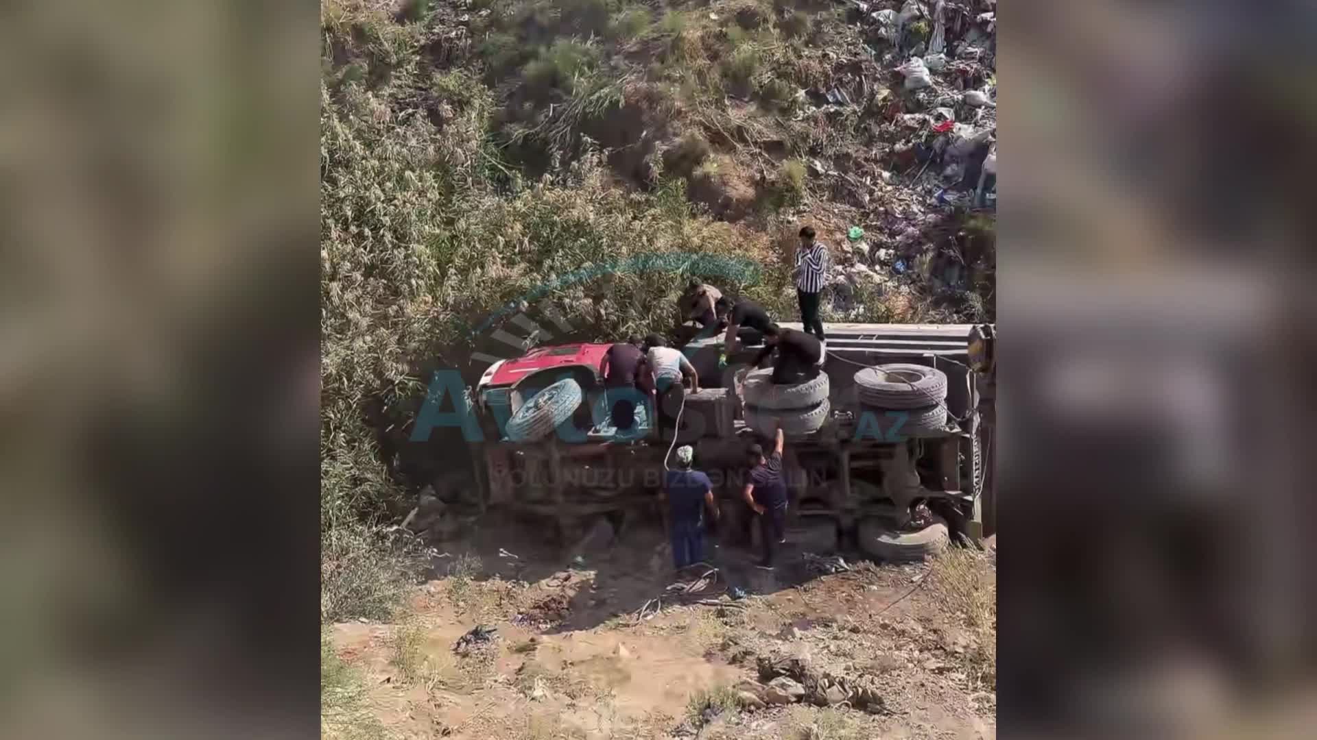 Tormozu tutmayan “KamAZ” dərəyə aşdı