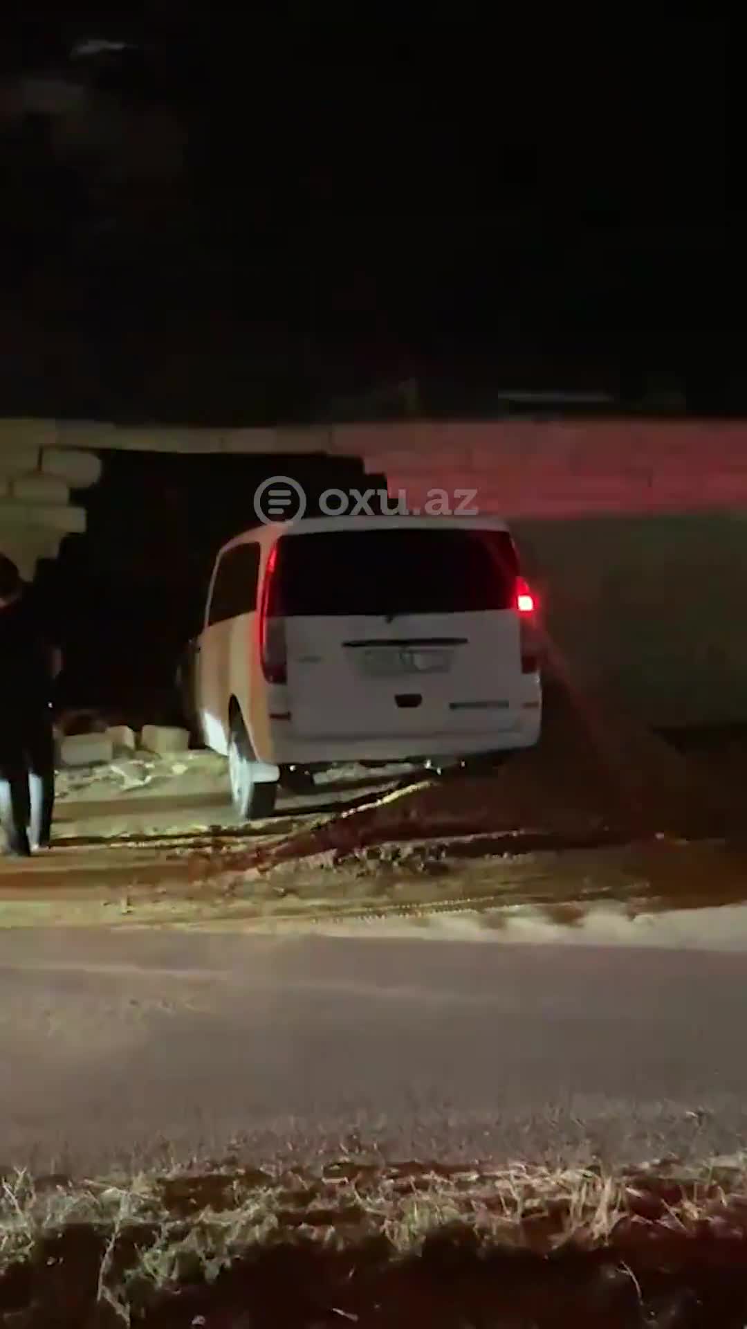 Bakıda mikroavtobus divara çırpıldı 