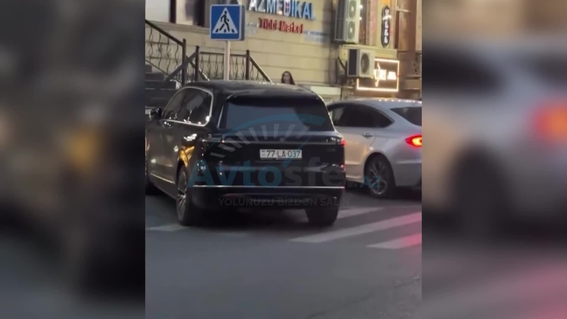 Piyada keçidinin üzərində park etdi 