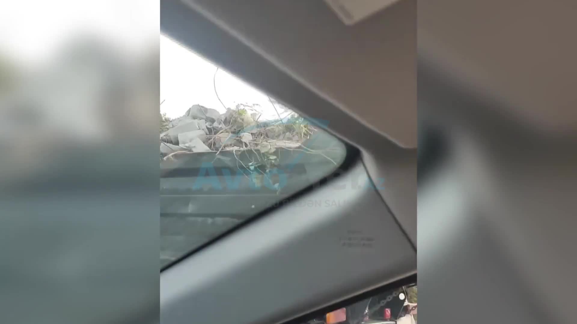 Küləkli havada yükü açıq daşıyan “KamAZ” sürücüsü təhlükə yaratdı
