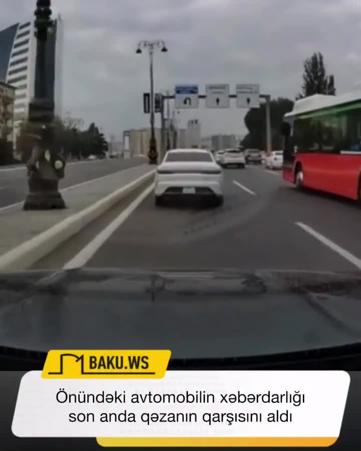 Önündəki avtomobilin xəbərdarlığı son anda qəzanın qarşısını aldı