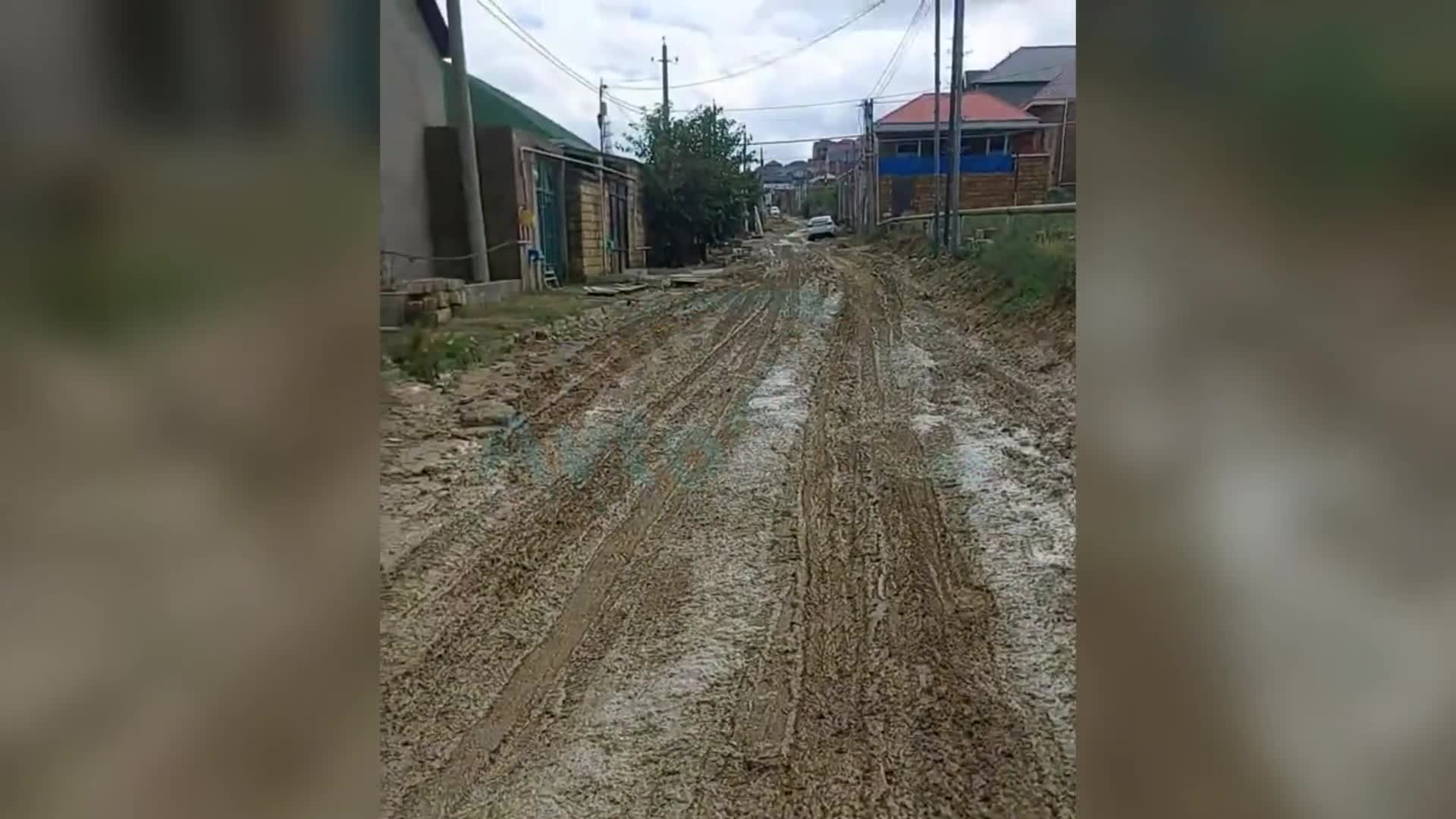 Nübar qəsəbəsində yol çala-çuxur içindədir