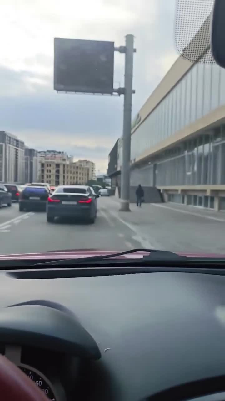 Xanım sürücü yol qaydalarını heçə saydı