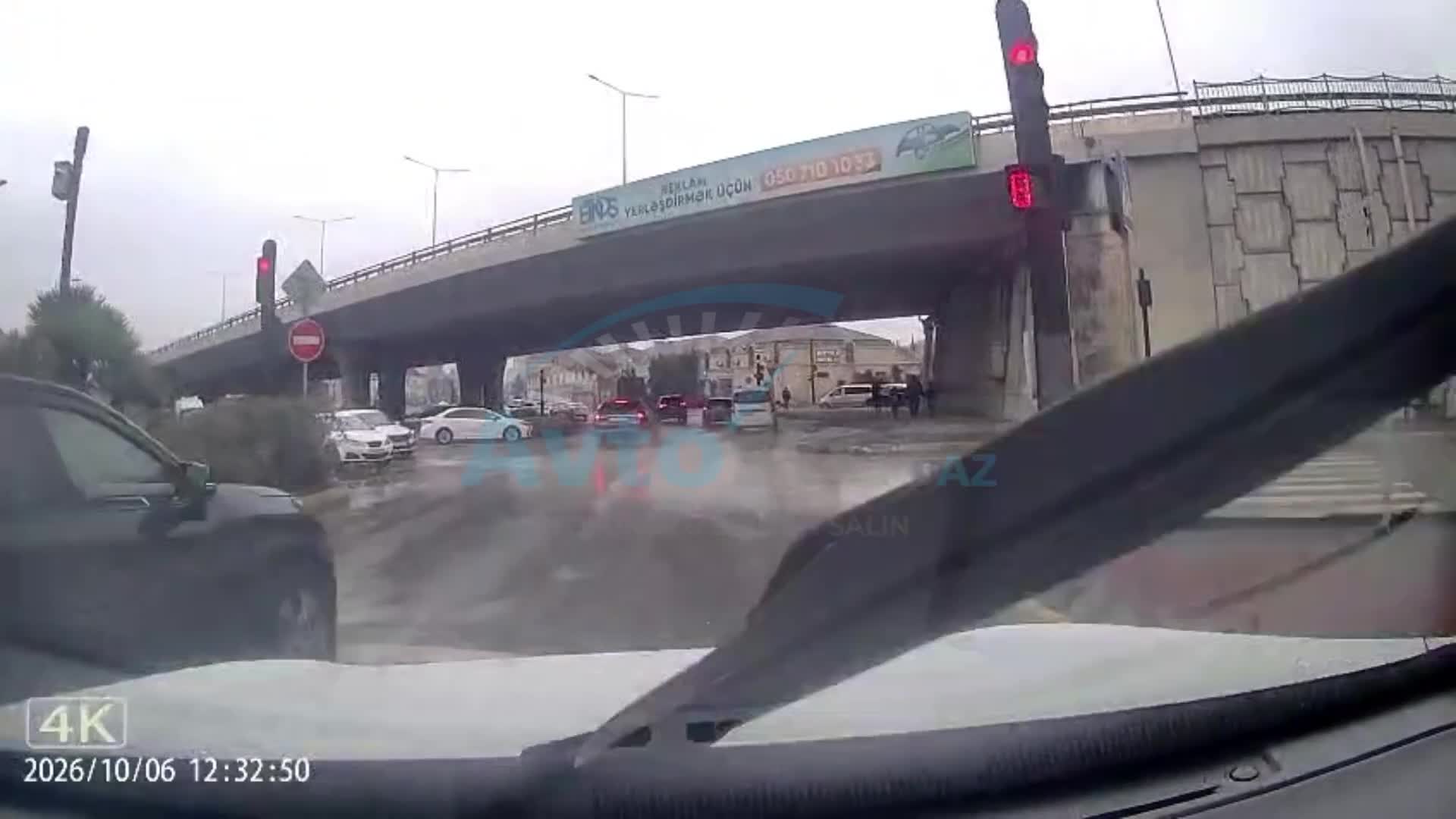 Masazırda sürücü qırmızı işıqda yolayrıcına girdi 