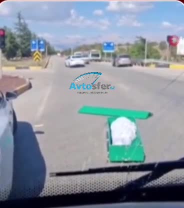 Hərəkətdə olan maşından tabut yola düşdü 