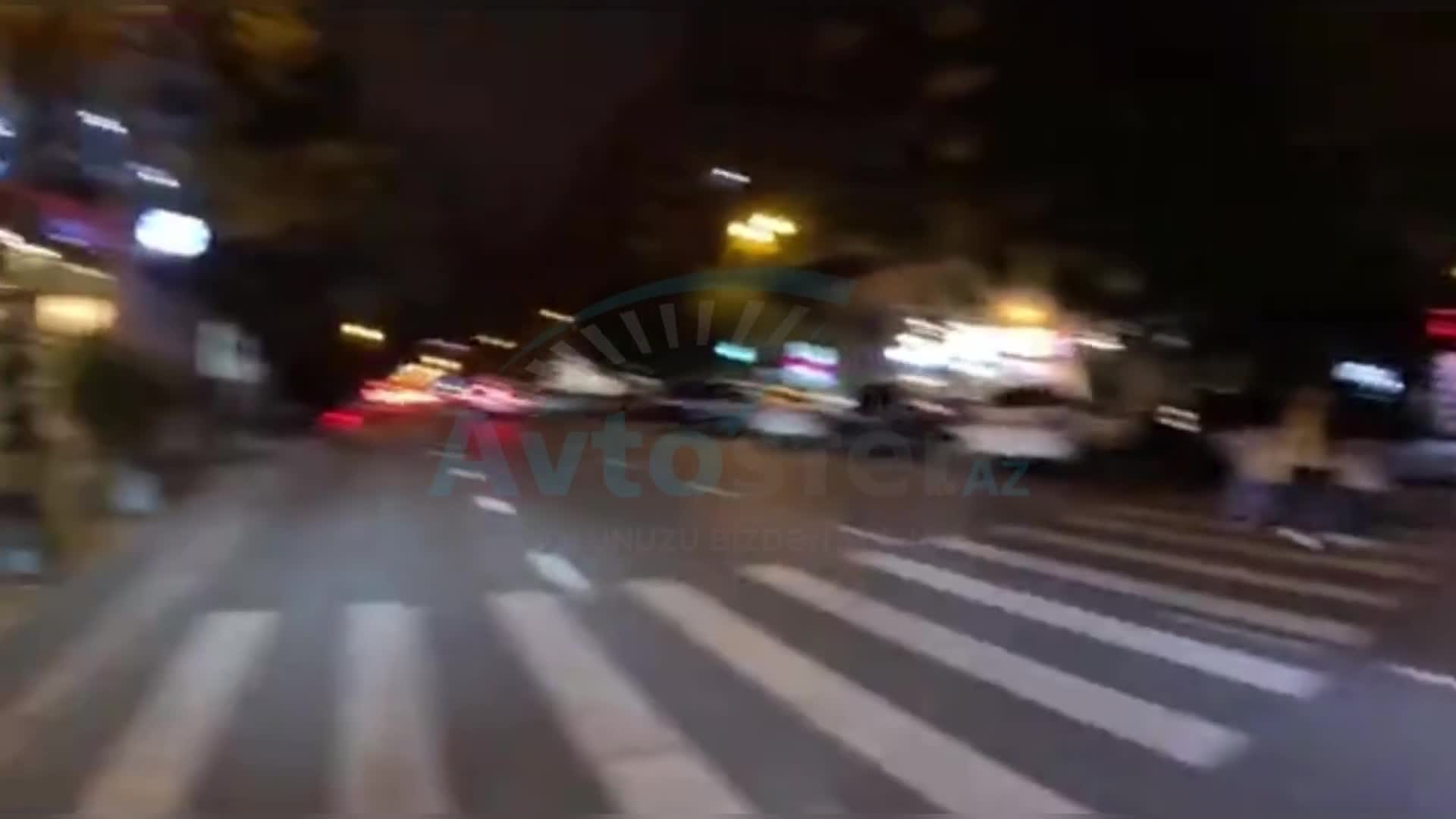 Motosikletçi uşaqları ilə yolu keçən qadına belə kömək etdi