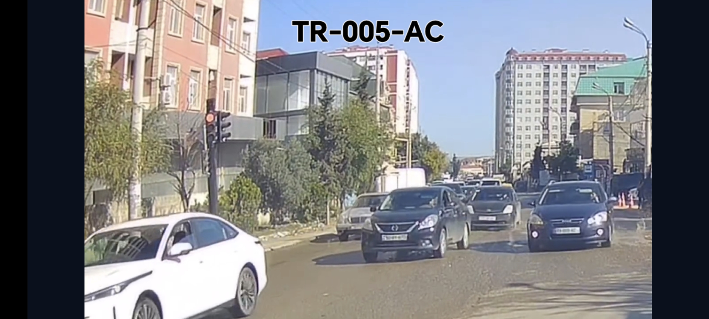 Qırmızı işıqda hərəkət edən sürücü