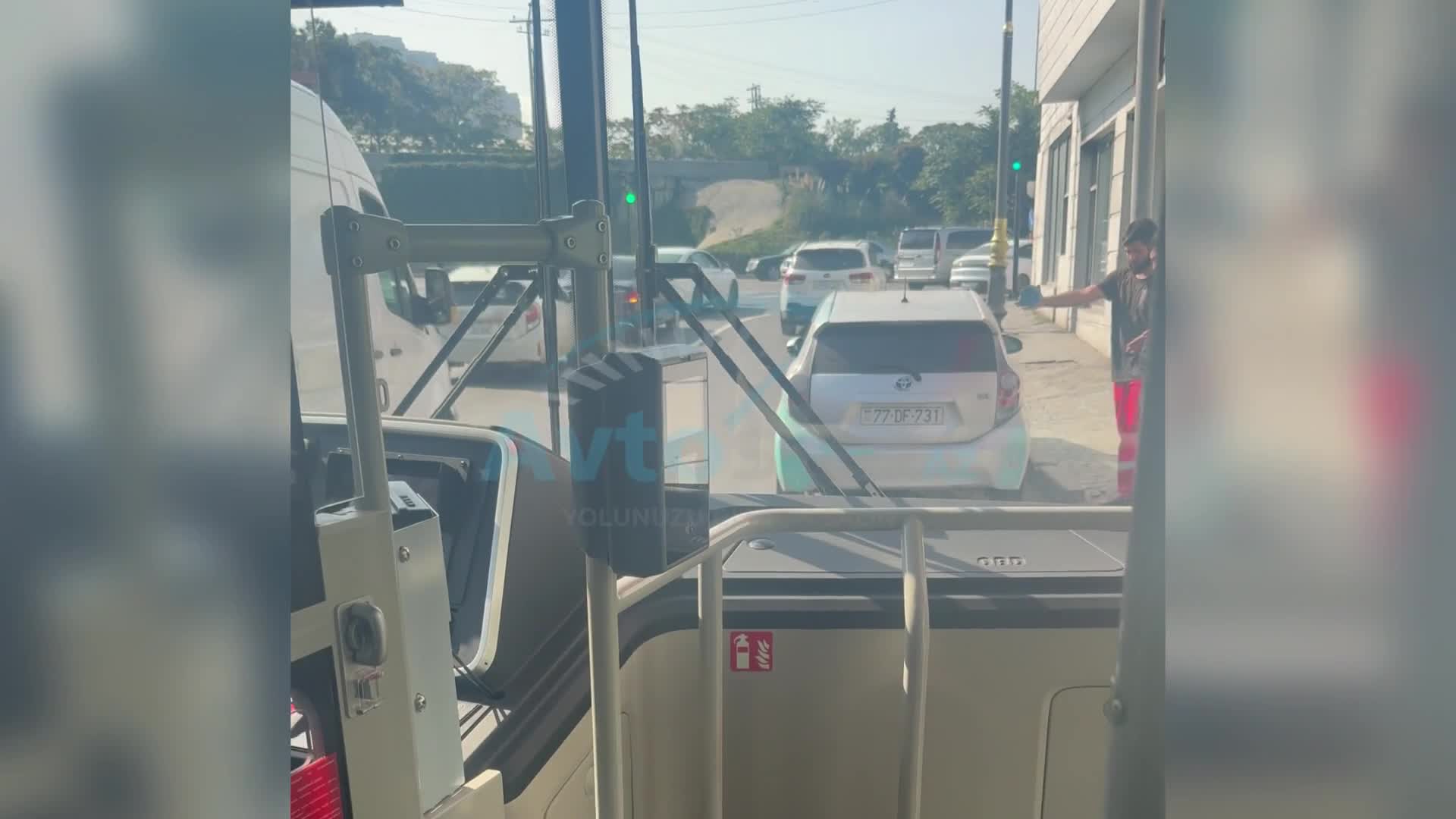Park edilmiş maşın sürücüləri bütöv xətti tapdalamağa məcbur etdi