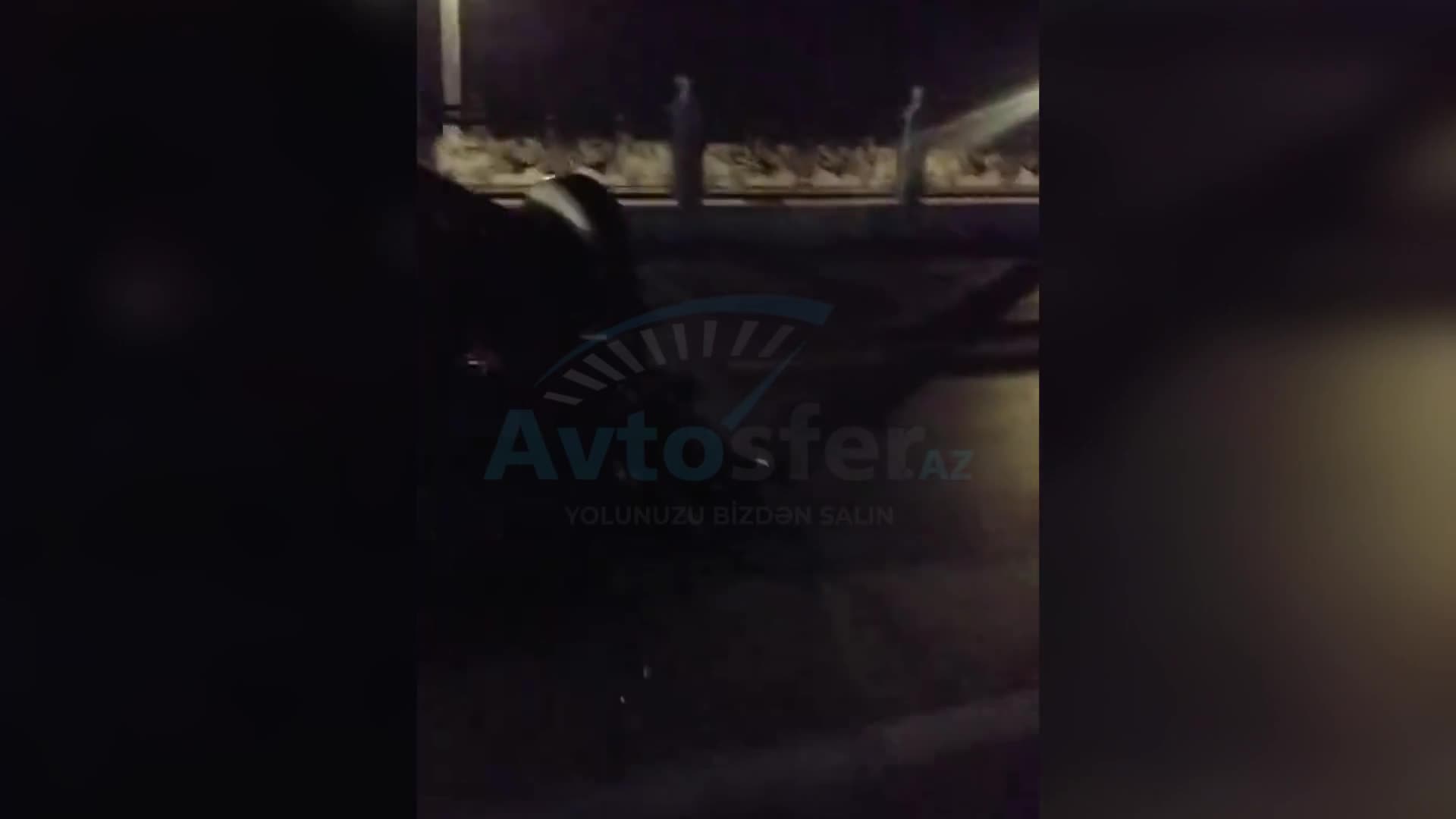 Bakıda “Chevrolet” aşdı, sürücü xəsarət aldı