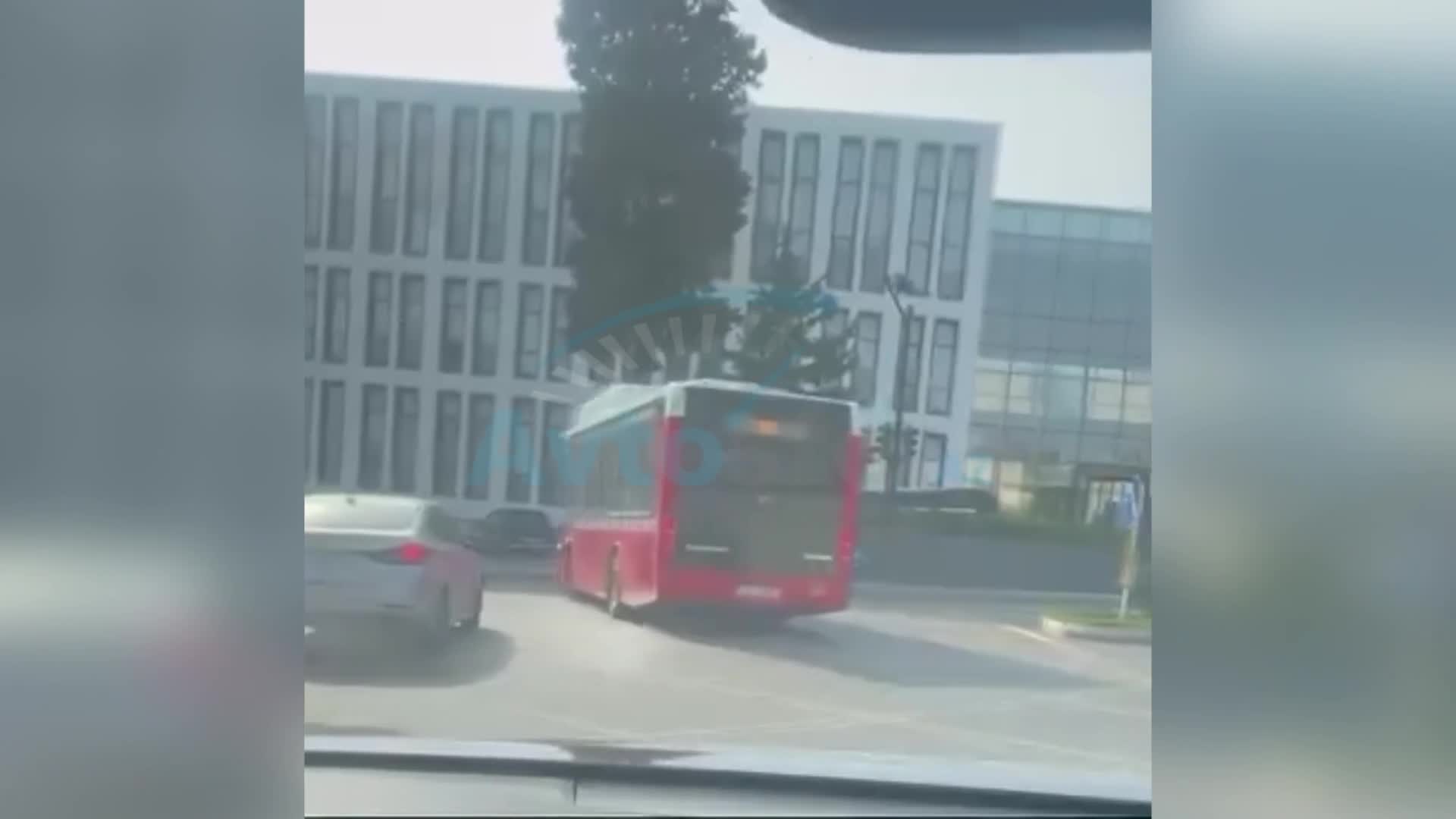 Bakıda avtobus sürücüsü sağa dönənlərin yolunu kəsdi