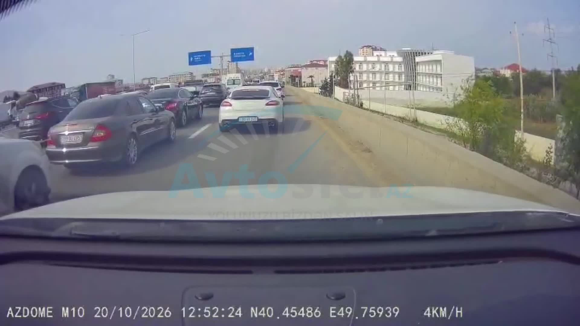 Sürücü birbaşa ən sağ zolağa keçib təhlükə yaratdı