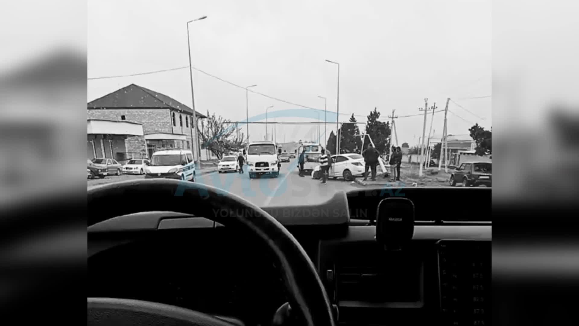 İdarəetmədən çıxan “Hyundai” işıq dirəyinə çırpıldı