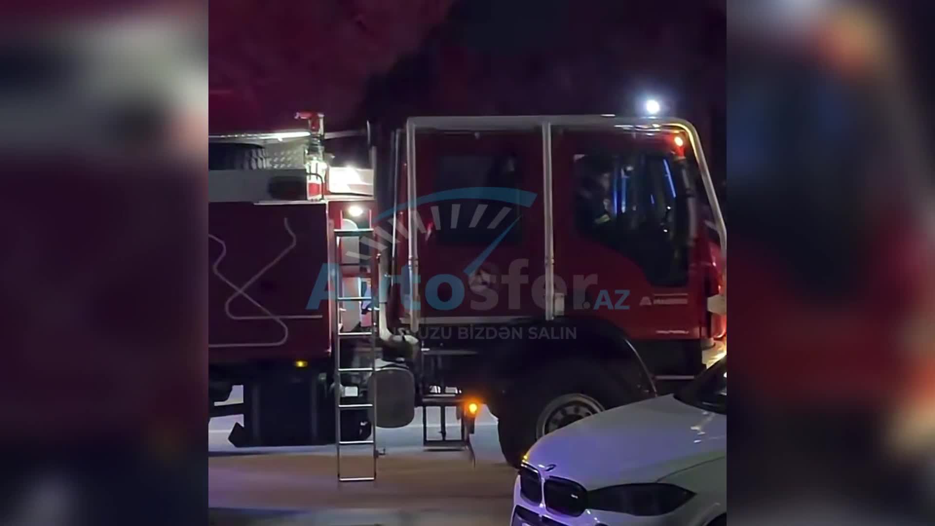 Qaz borusuna çırpılan yük maşını yolu bağladı 