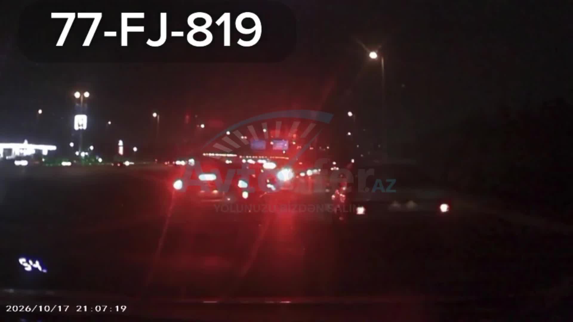 Adacığın üzərindən sağa keçən sürücü qəza şəraiti yaratdı