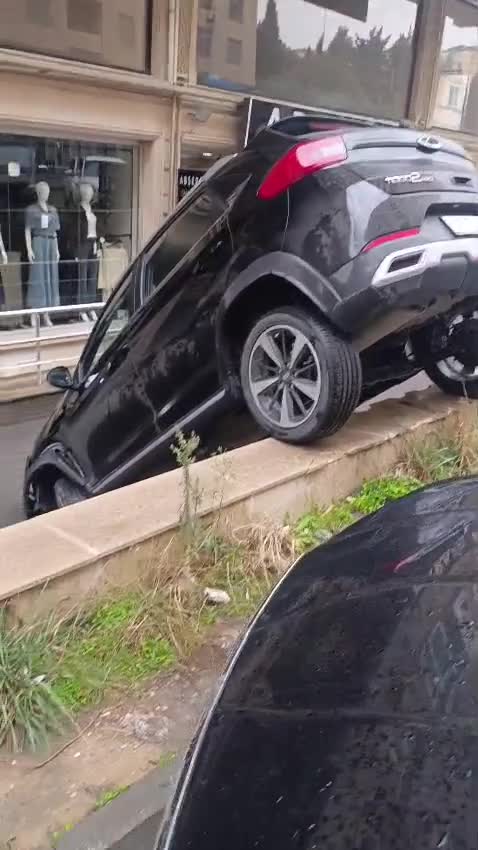Xırdalanda avtomobil aşıb, sürücü xəsarət alıb 