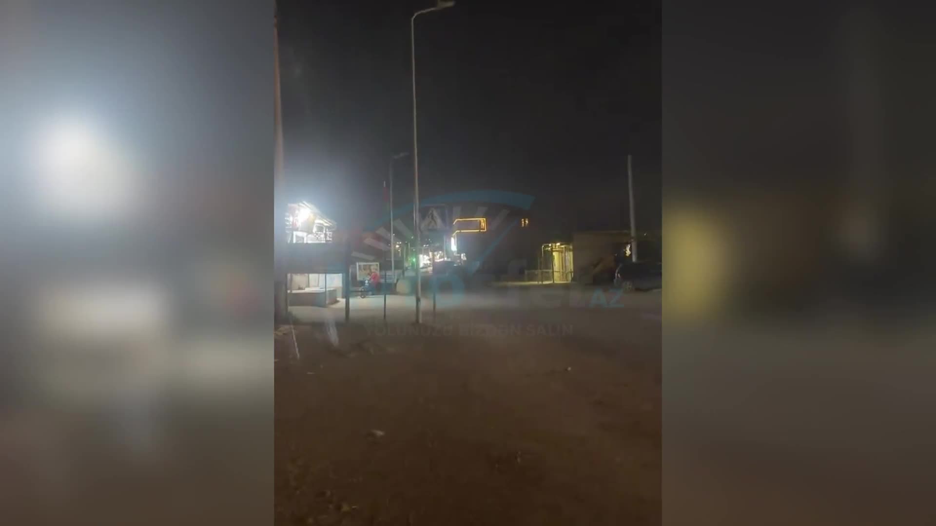 Qobuda qaranlıq küçələr, əyilmiş dirəklər 