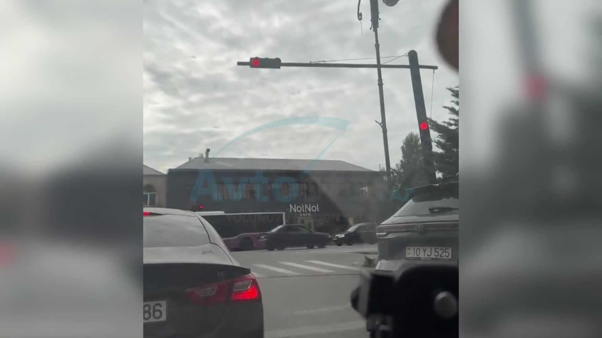 Zolağını dəyişən sürücü qəfil tormoz verdi