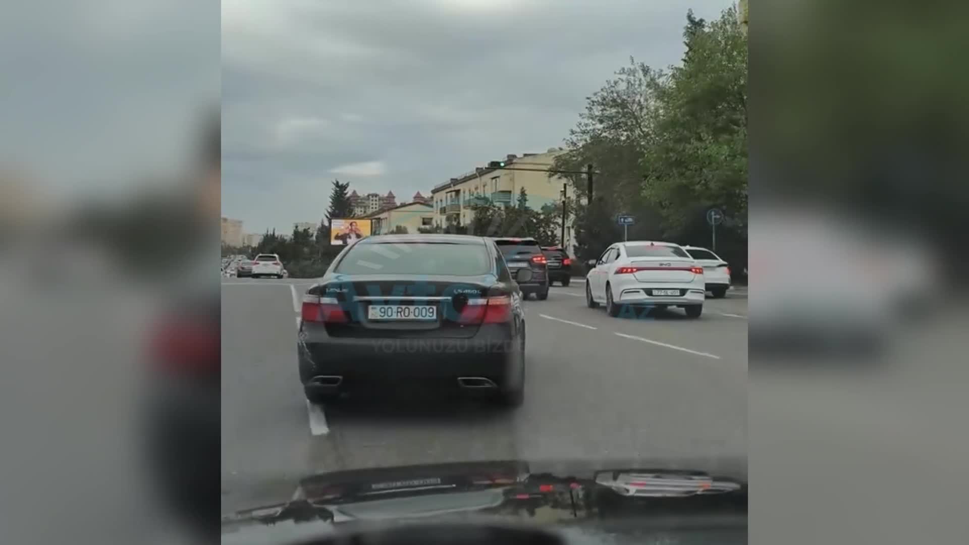 Soldan sağa atılan sürücü maşını sıxışdırdı 
