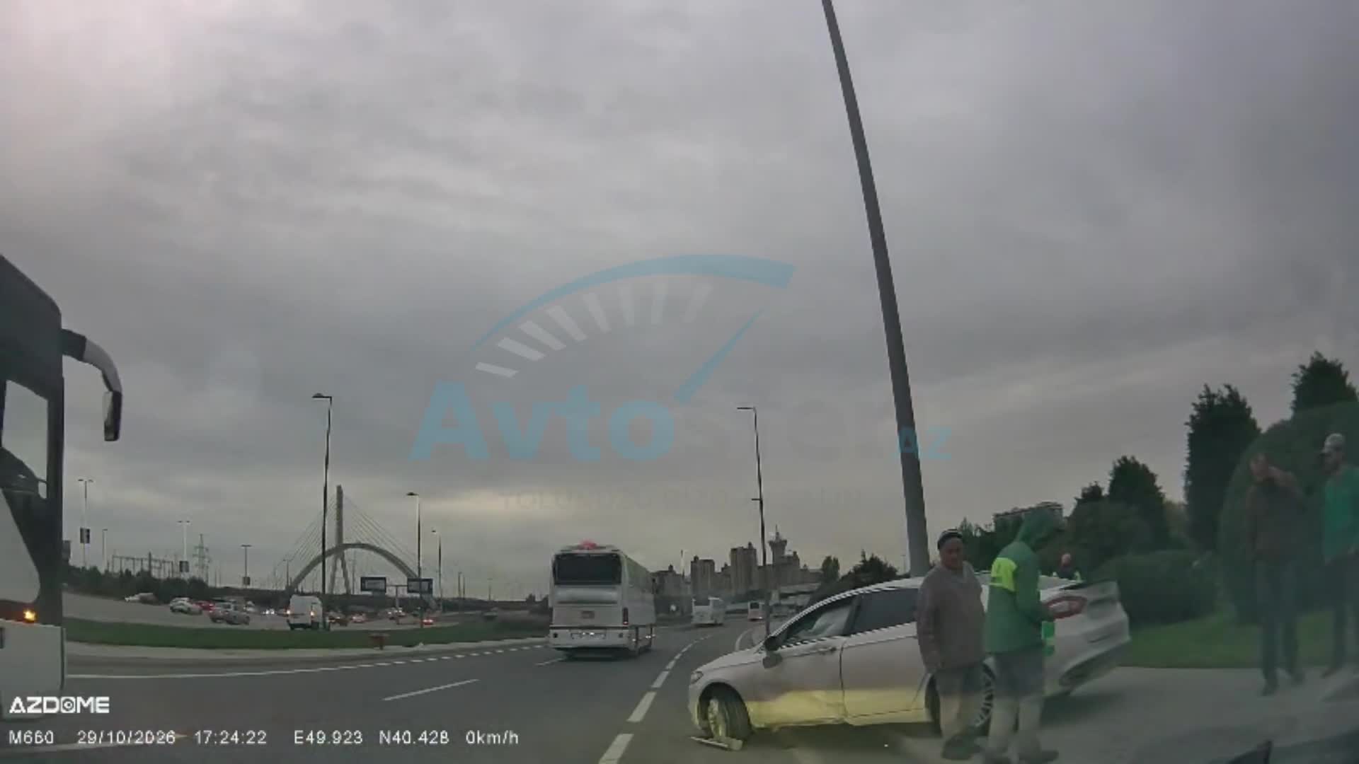 Bakıda iki avtomobil toqquşdu, yol nişanı aşdı
