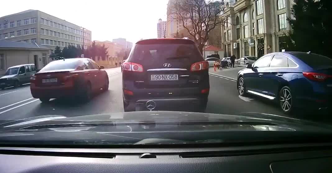 Bakıda heç kəsdən qorxmayan `Hyundai` sürücüsü